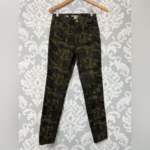 4/$25 • SWS Camo Cali Ultra High Rise Skinny Jeans‎